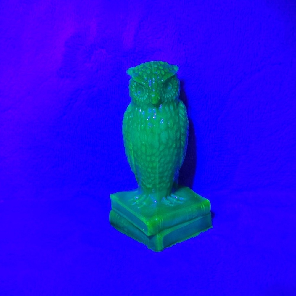Vintage Degenhart Emerald Green Slag Uranium Glass Owl on Books Figurine UV Glow